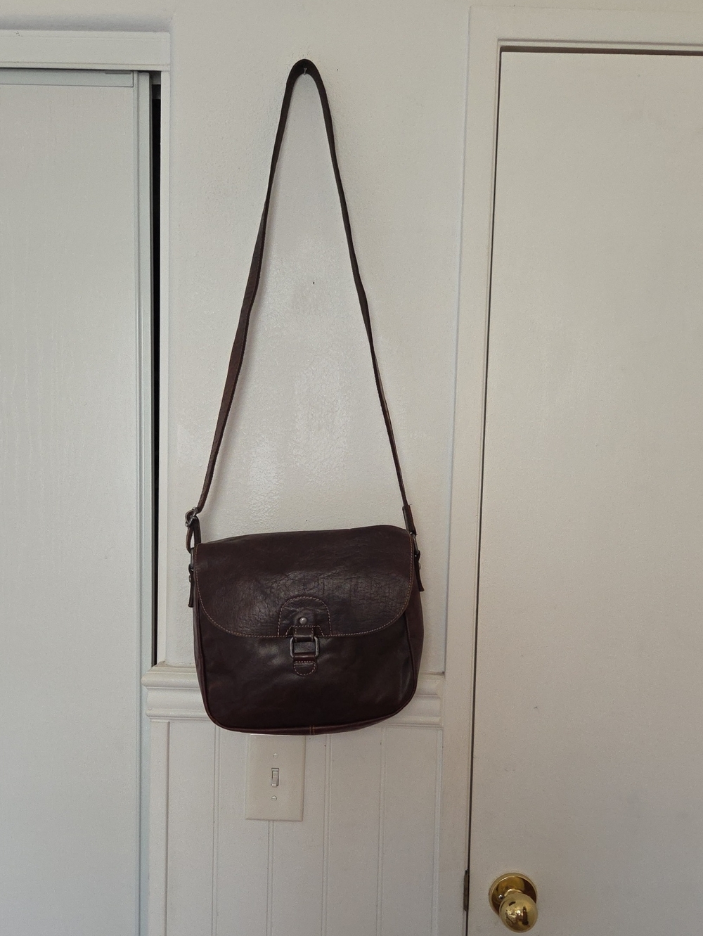 Classic Brown Leather Messenger Bag with Buckle Closure